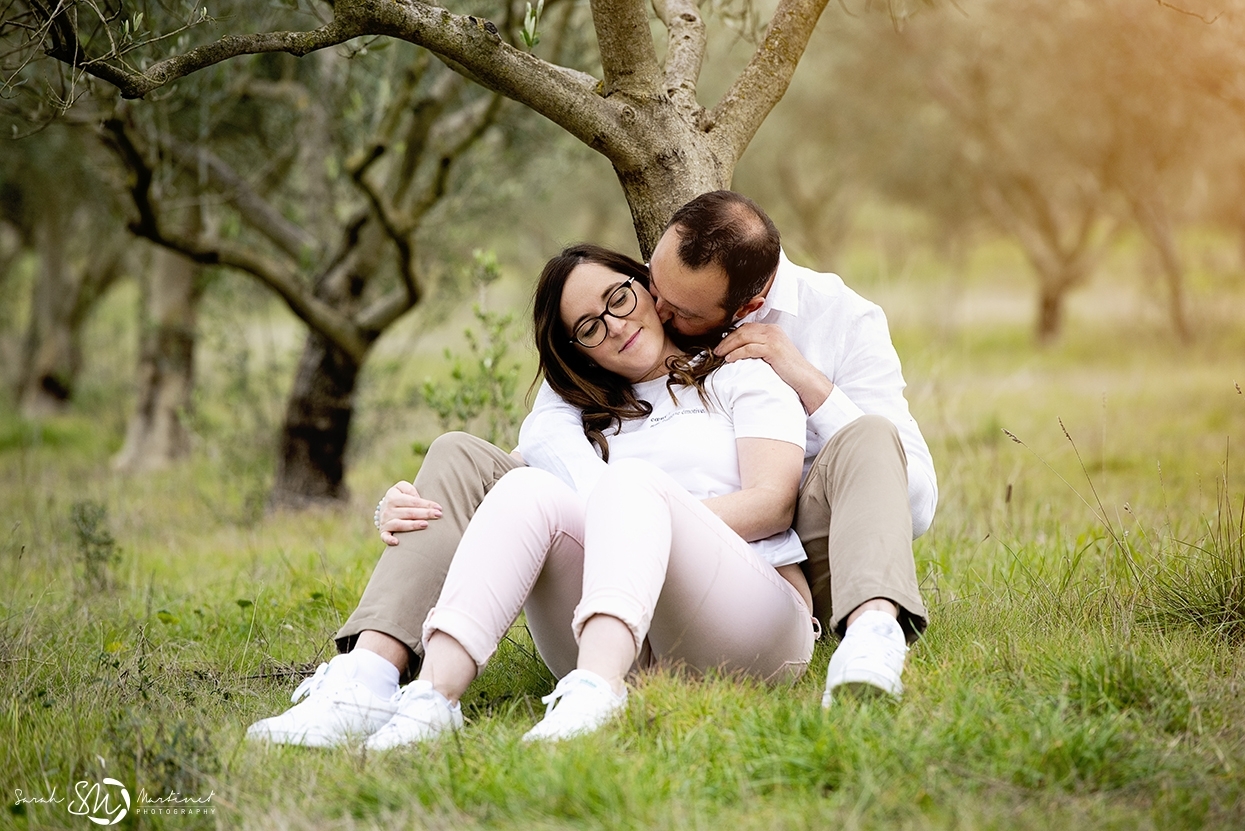 séance photo engagement dans les oliviers, séance photo couple, séance photo engagement, séance photo avant mariage, mariage, montpellier, béziers, nimes, hérault, gard, occitanie