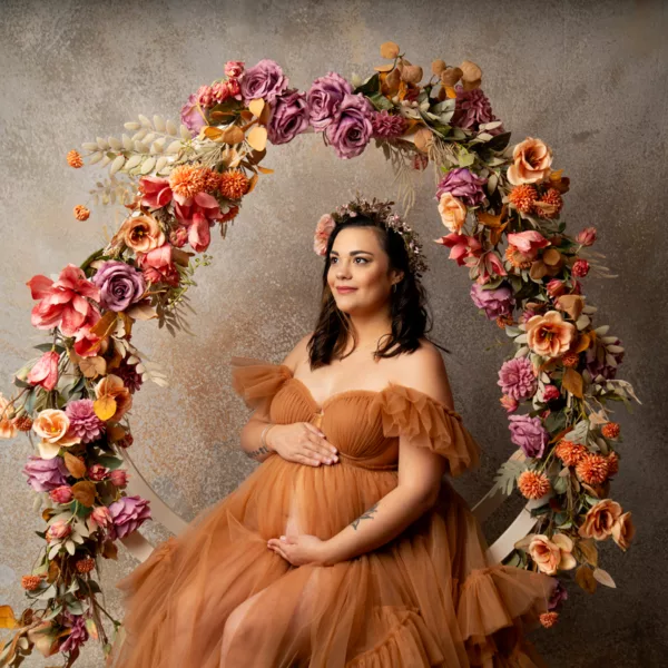 future maman en jean et haut blanc, robe orangée maternité, robe vieux rose studio photo, séance couple maternité