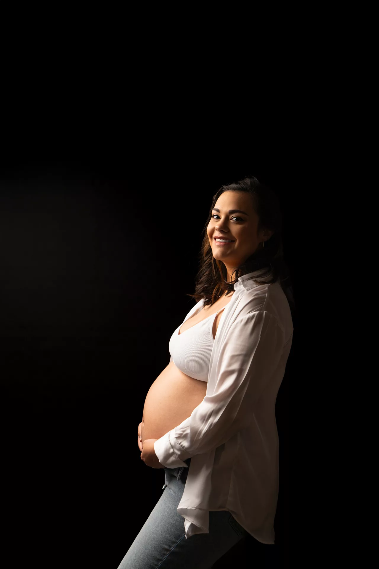 future maman en jean et haut blanc, robe orangée maternité, robe vieux rose studio photo, séance couple maternité (1)