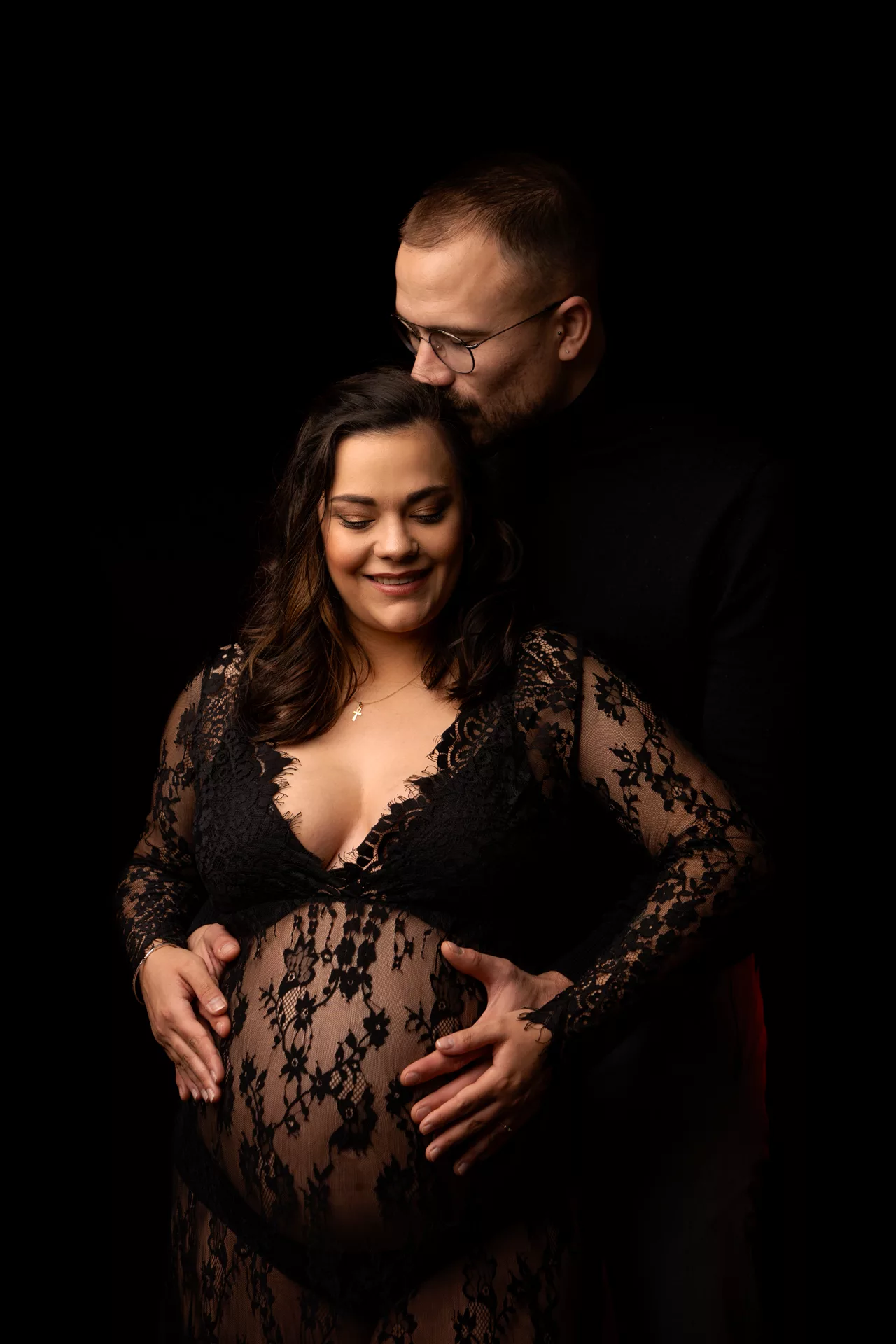 future maman en jean et haut blanc, robe orangée maternité, robe vieux rose studio photo, séance couple maternité (16)