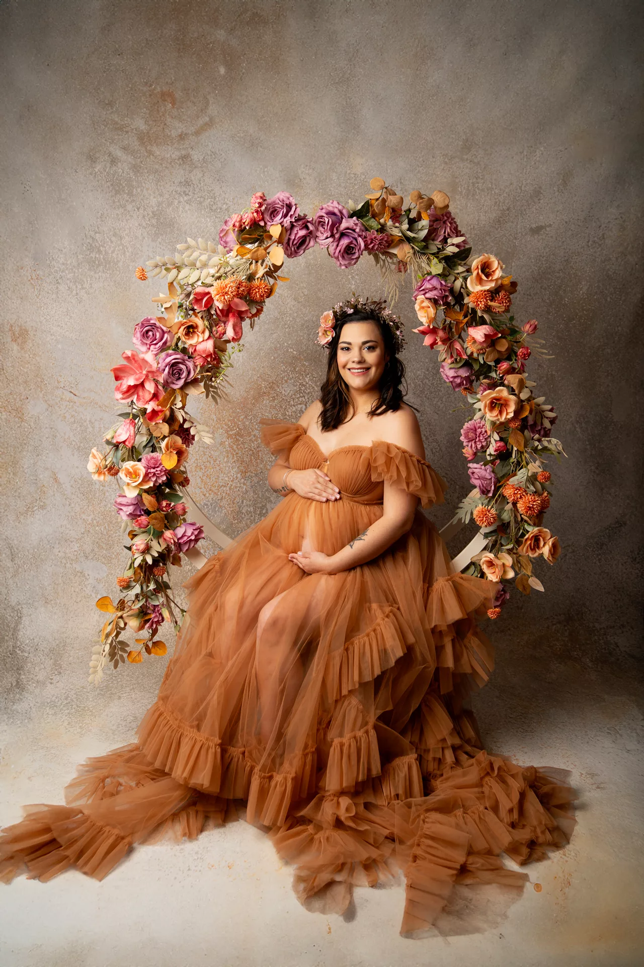 future maman en jean et haut blanc, robe orangée maternité, robe vieux rose studio photo, séance couple maternité (17)