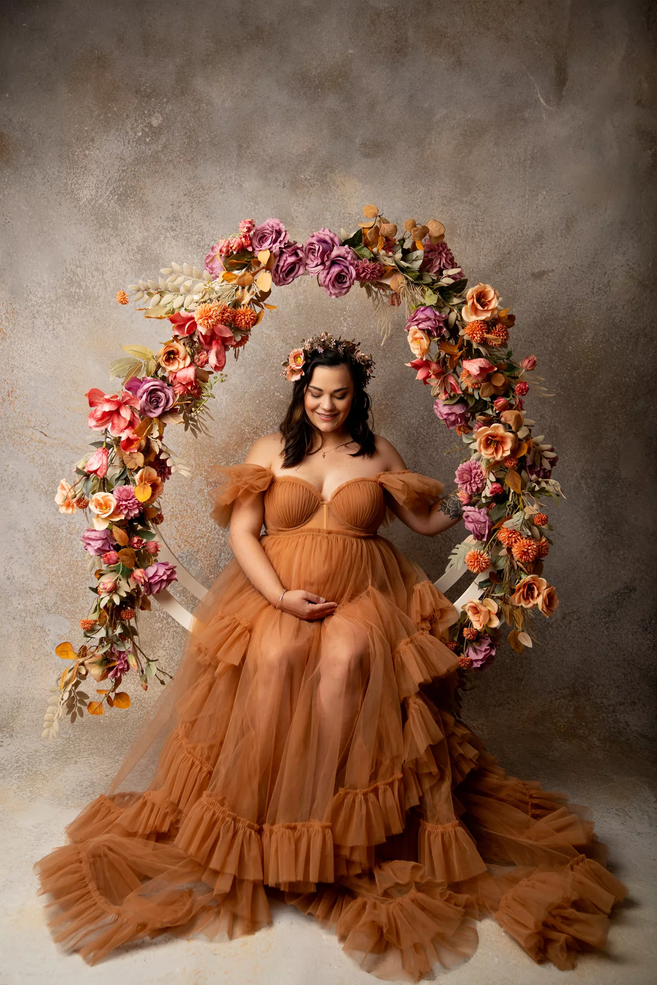 future maman en jean et haut blanc, robe orangée maternité, robe vieux rose studio photo, séance couple maternité (18)