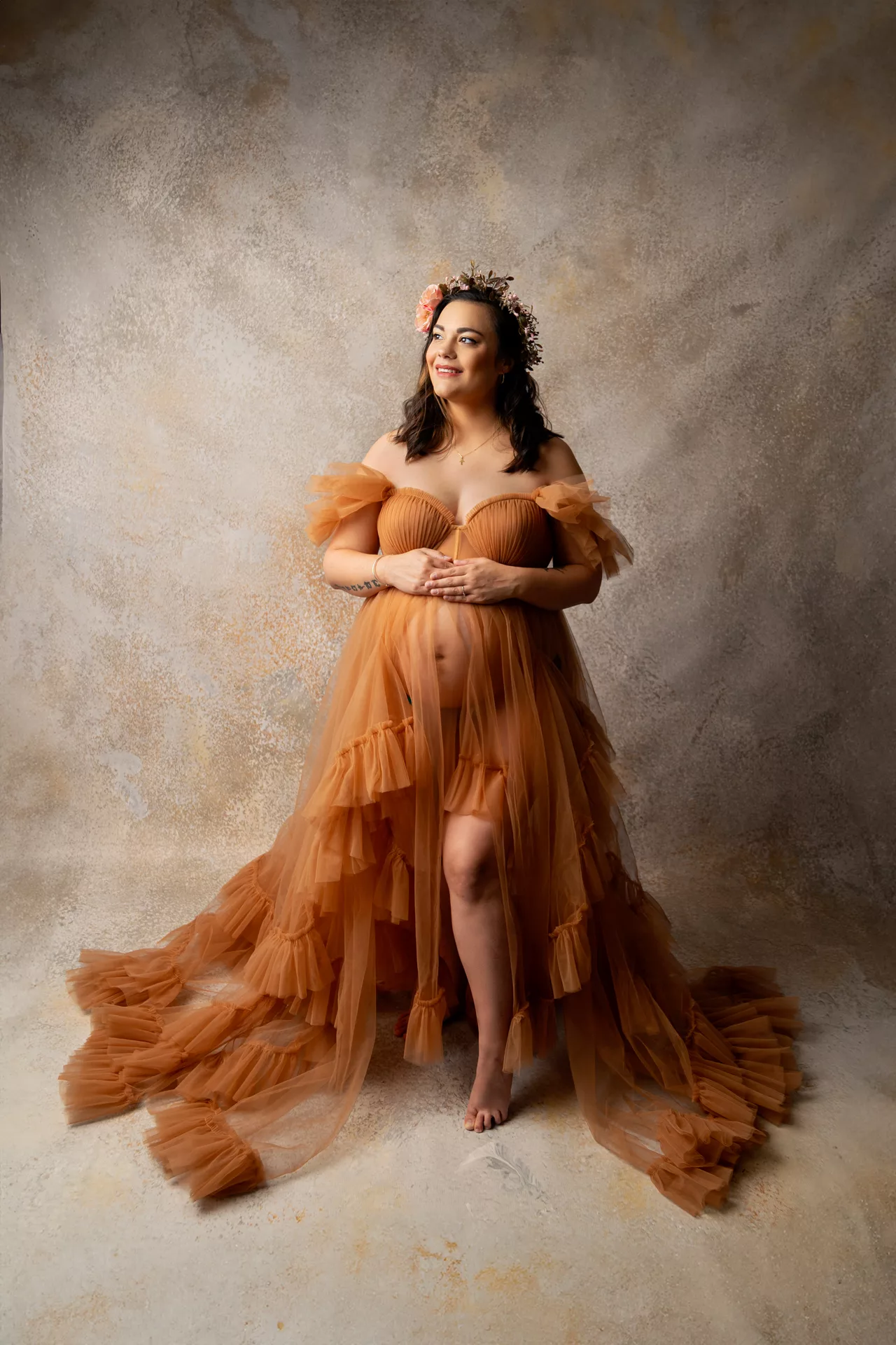 future maman en jean et haut blanc, robe orangée maternité, robe vieux rose studio photo, séance couple maternité (19)