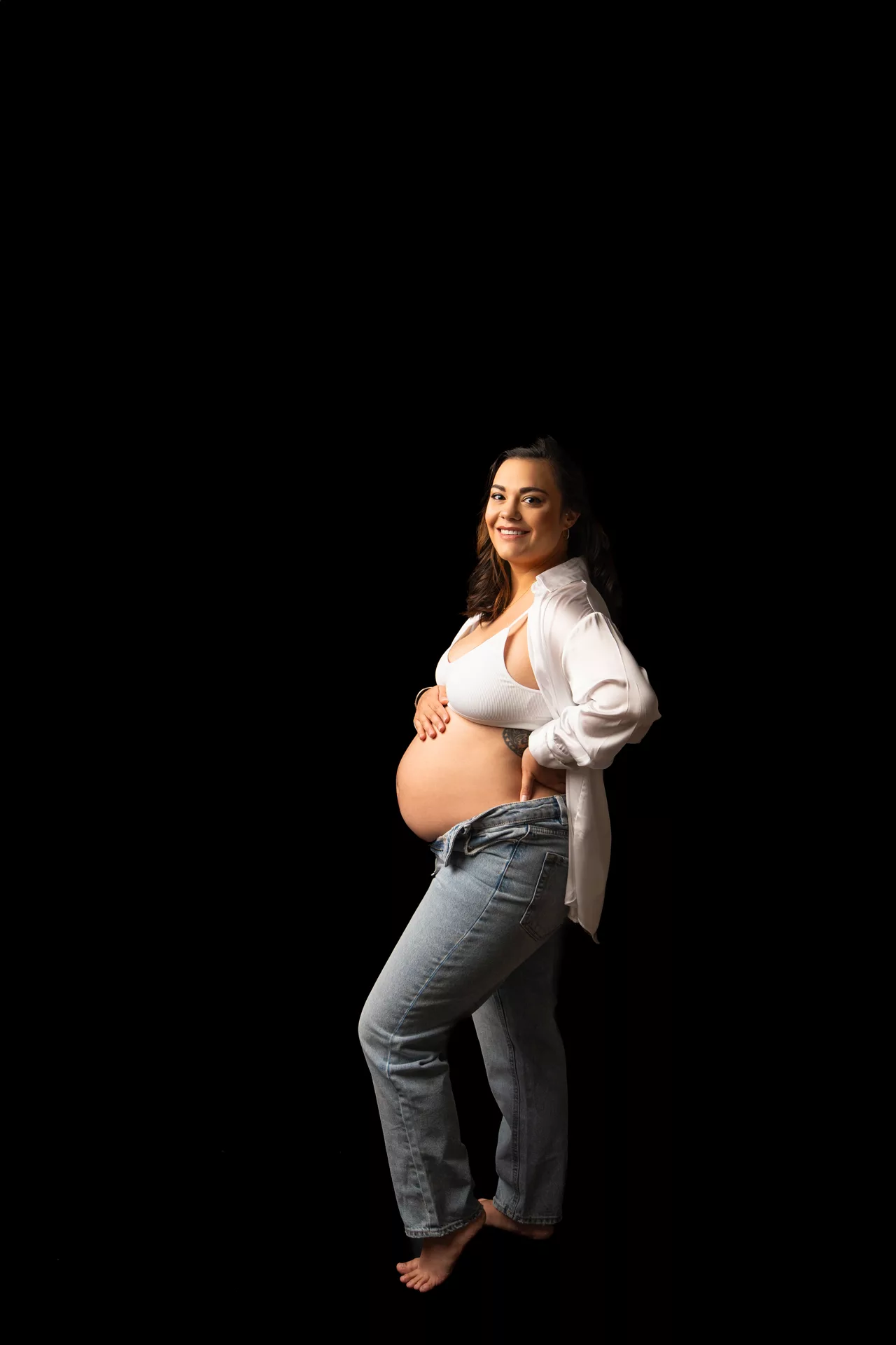 future maman en jean et haut blanc, robe orangée maternité, robe vieux rose studio photo, séance couple maternité (2)