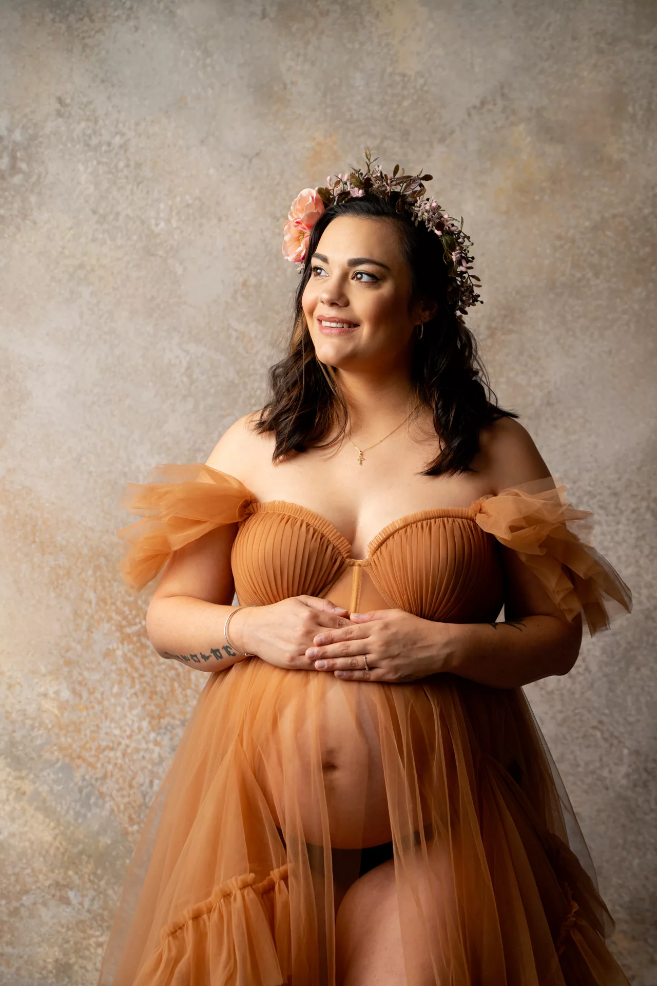 future maman en jean et haut blanc, robe orangée maternité, robe vieux rose studio photo, séance couple maternité (20)