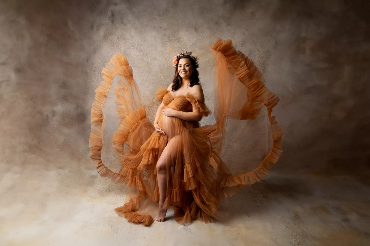 future maman en jean et haut blanc, robe orangée maternité, robe vieux rose studio photo, séance couple maternité (22)