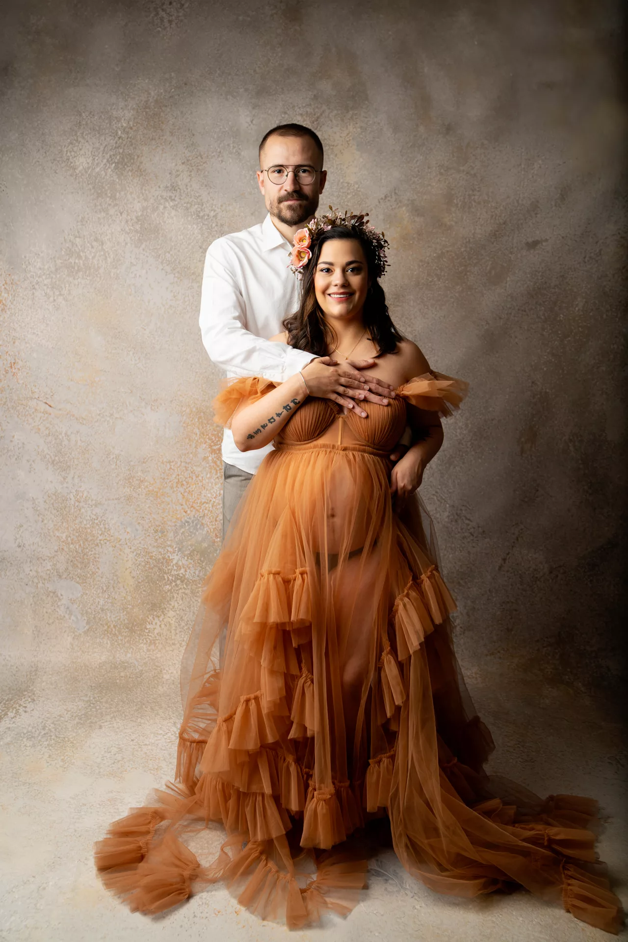 future maman en jean et haut blanc, robe orangée maternité, robe vieux rose studio photo, séance couple maternité (24)