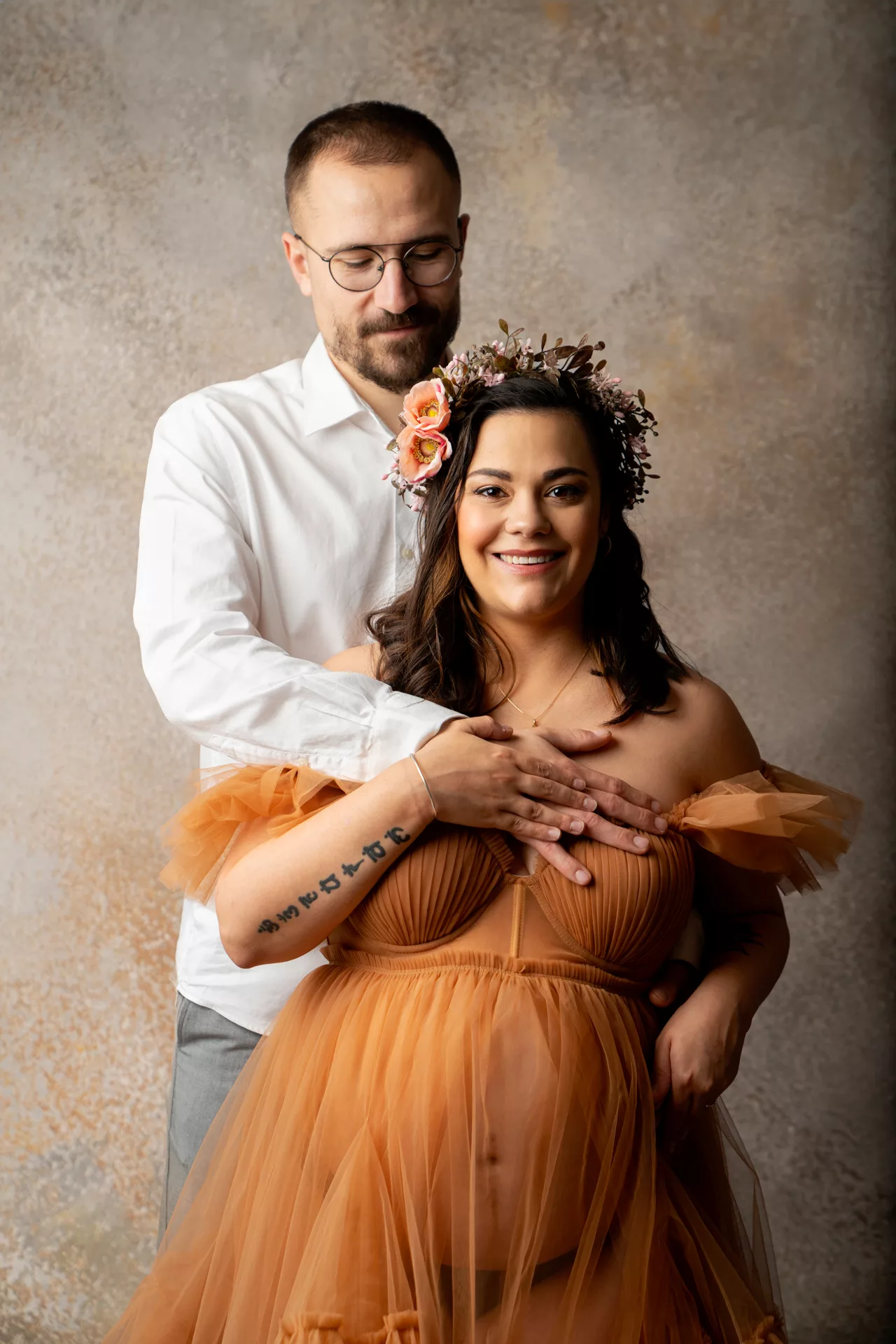 future maman en jean et haut blanc, robe orangée maternité, robe vieux rose studio photo, séance couple maternité (25)