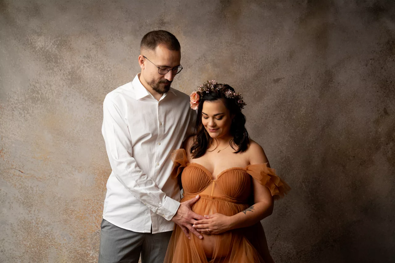future maman en jean et haut blanc, robe orangée maternité, robe vieux rose studio photo, séance couple maternité (26)