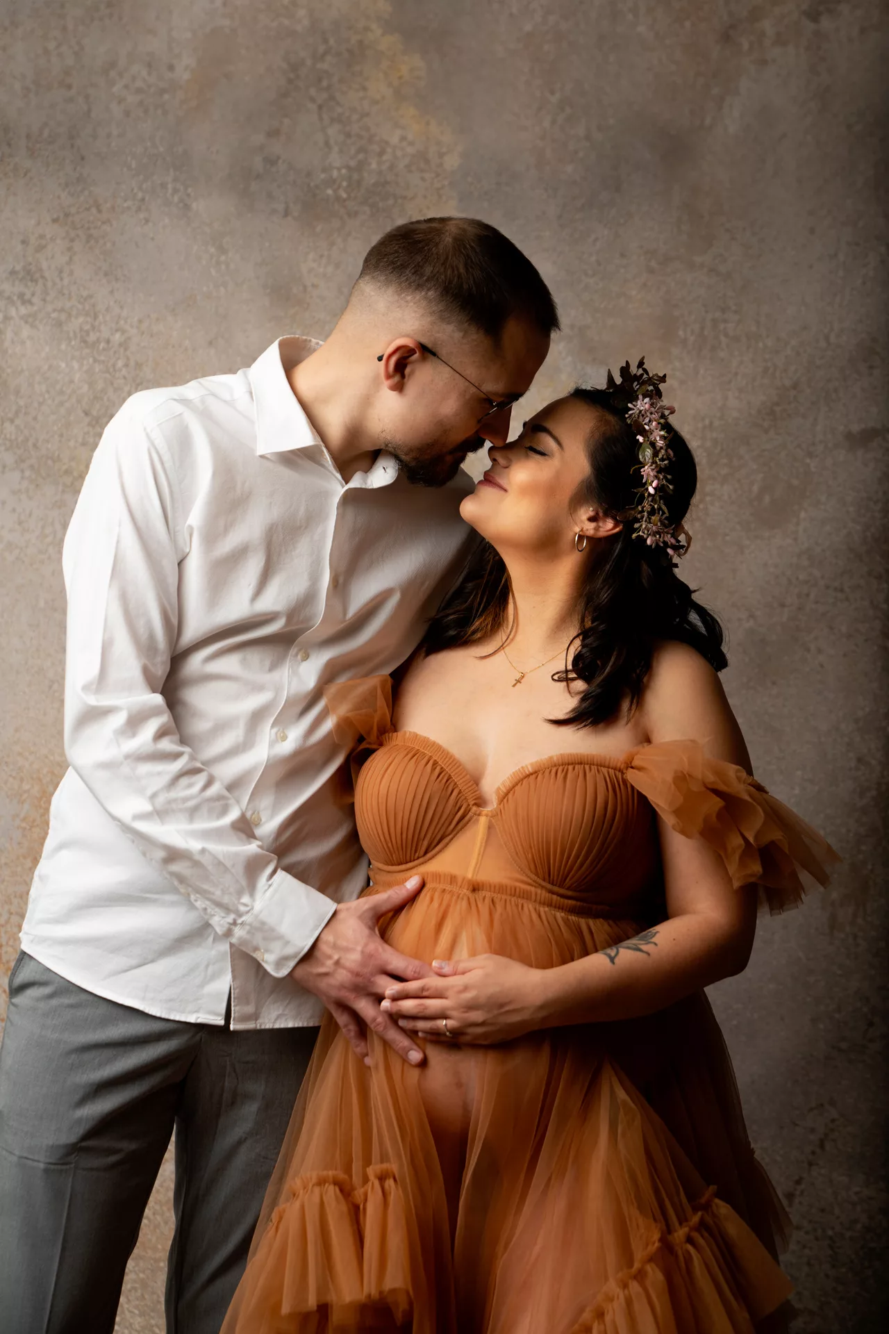 future maman en jean et haut blanc, robe orangée maternité, robe vieux rose studio photo, séance couple maternité (27)