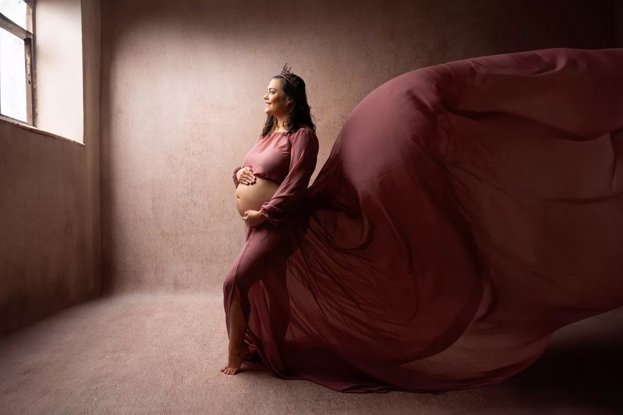 future maman en jean et haut blanc, robe orangée maternité, robe vieux rose studio photo, séance couple maternité (28)