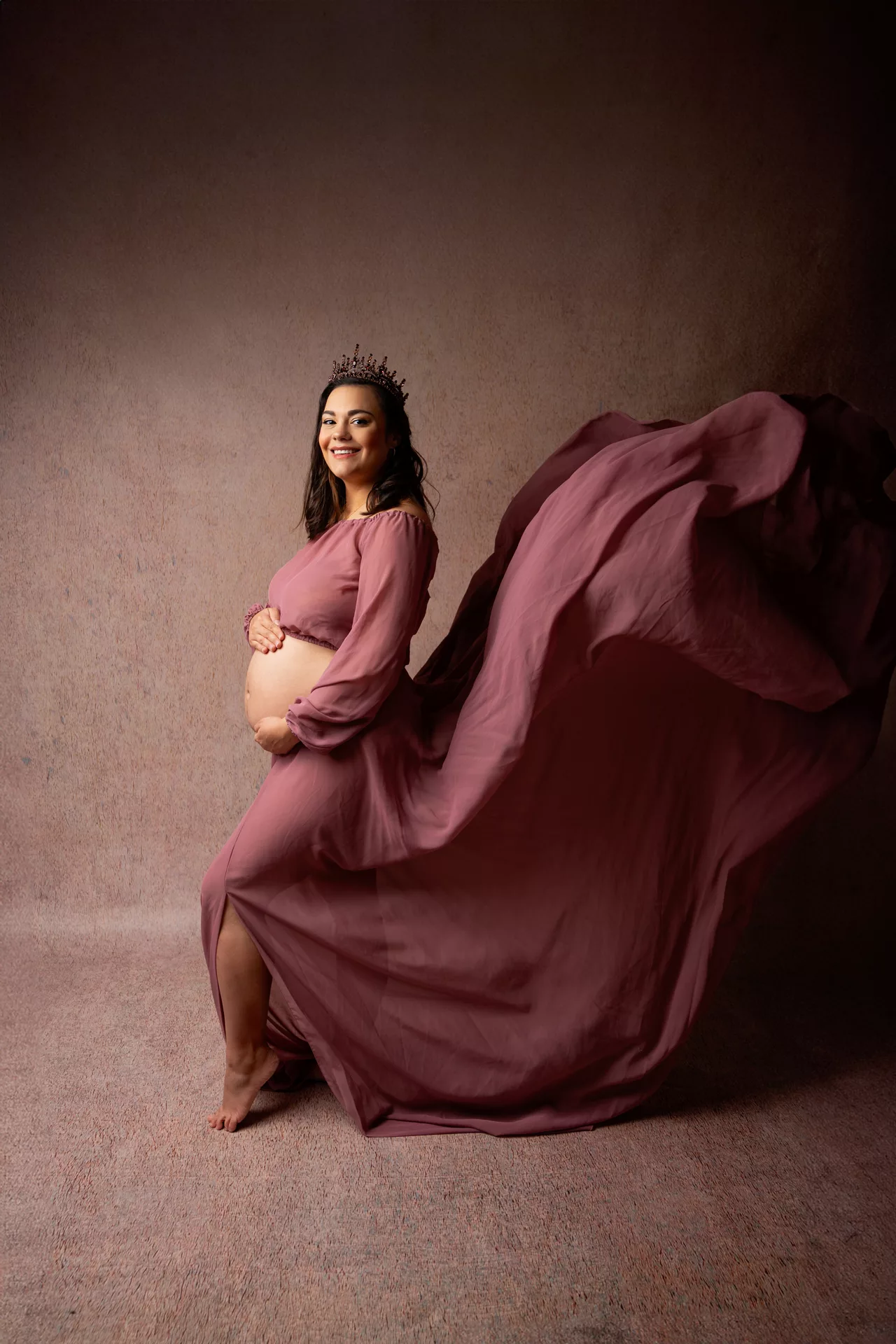 future maman en jean et haut blanc, robe orangée maternité, robe vieux rose studio photo, séance couple maternité (29)