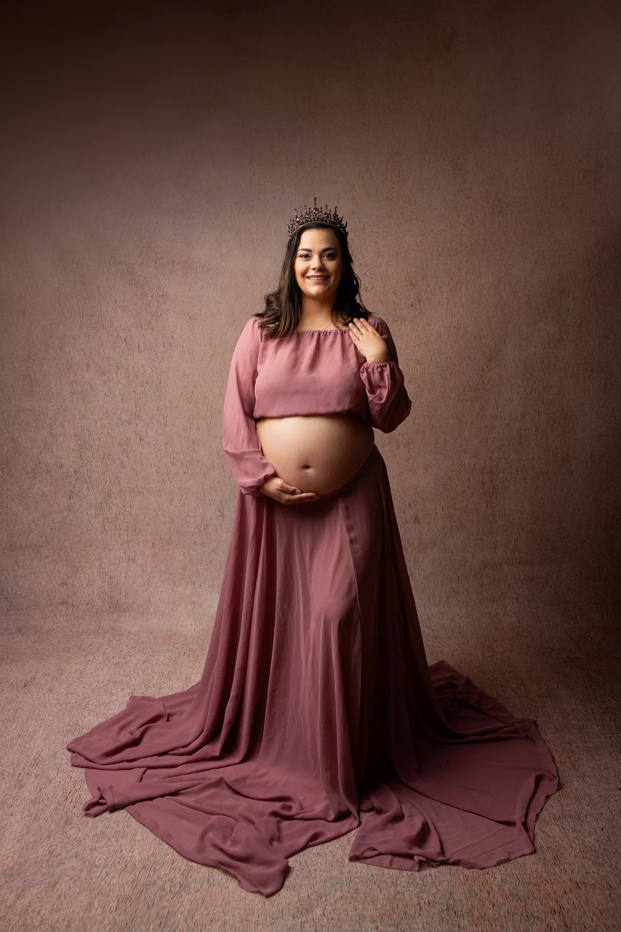 future maman en jean et haut blanc, robe orangée maternité, robe vieux rose studio photo, séance couple maternité (31)