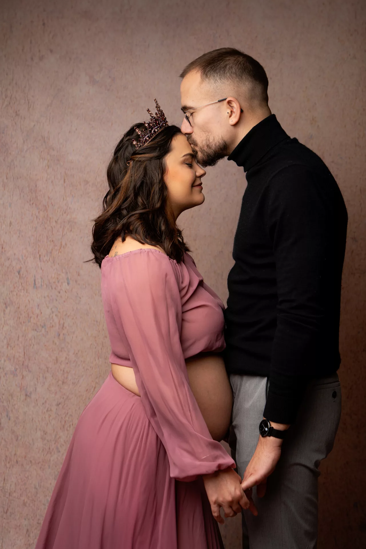 future maman en jean et haut blanc, robe orangée maternité, robe vieux rose studio photo, séance couple maternité (35)