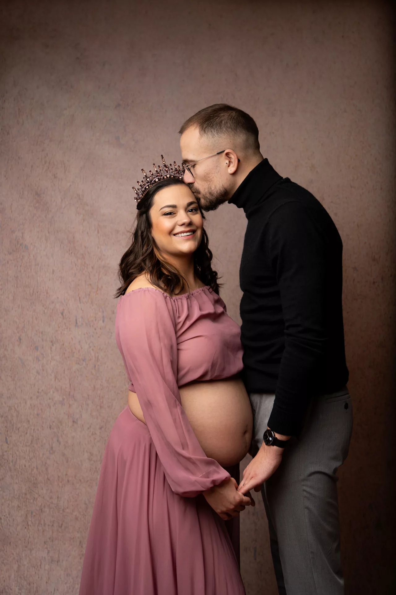 future maman en jean et haut blanc, robe orangée maternité, robe vieux rose studio photo, séance couple maternité (36)