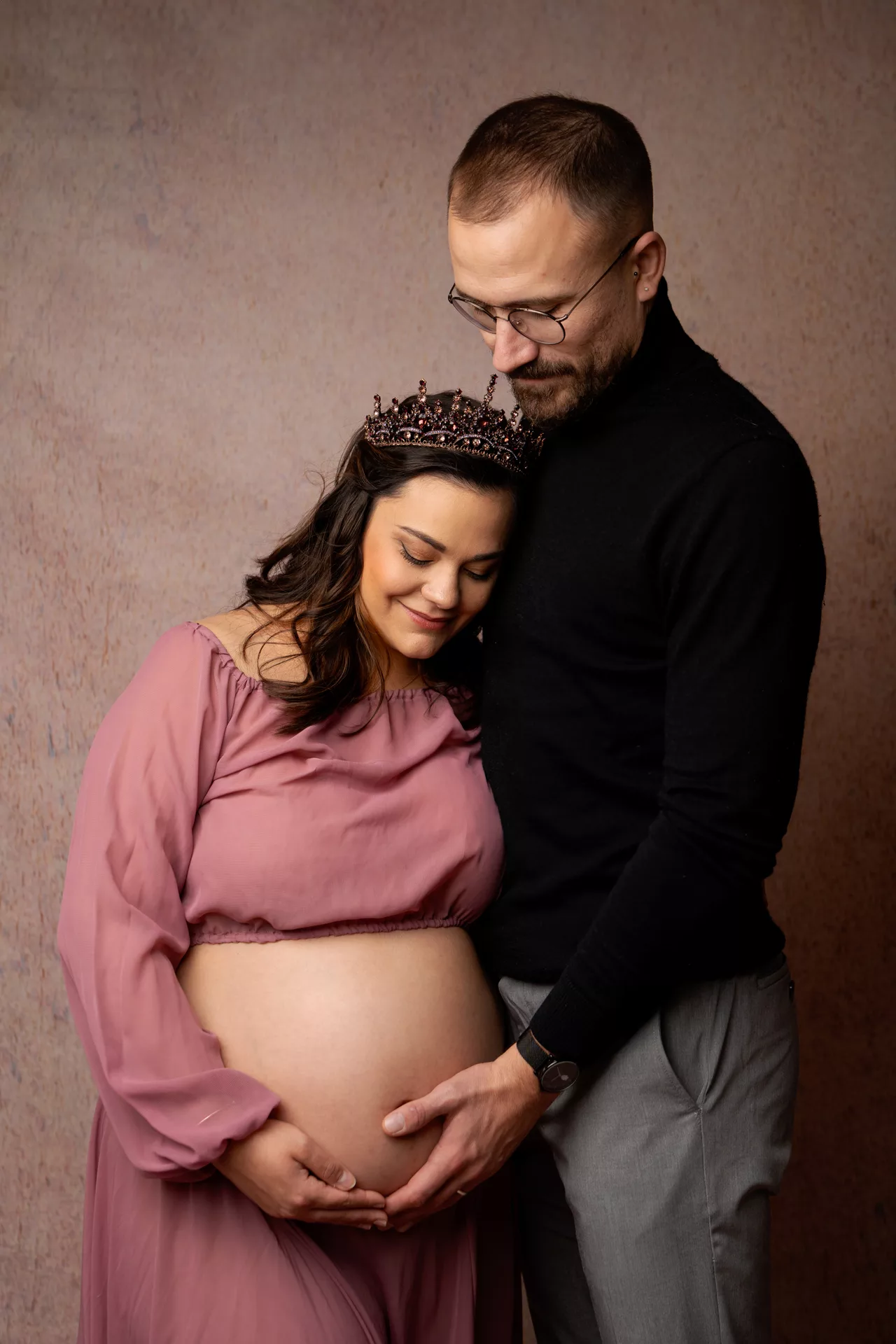 future maman en jean et haut blanc, robe orangée maternité, robe vieux rose studio photo, séance couple maternité (37)