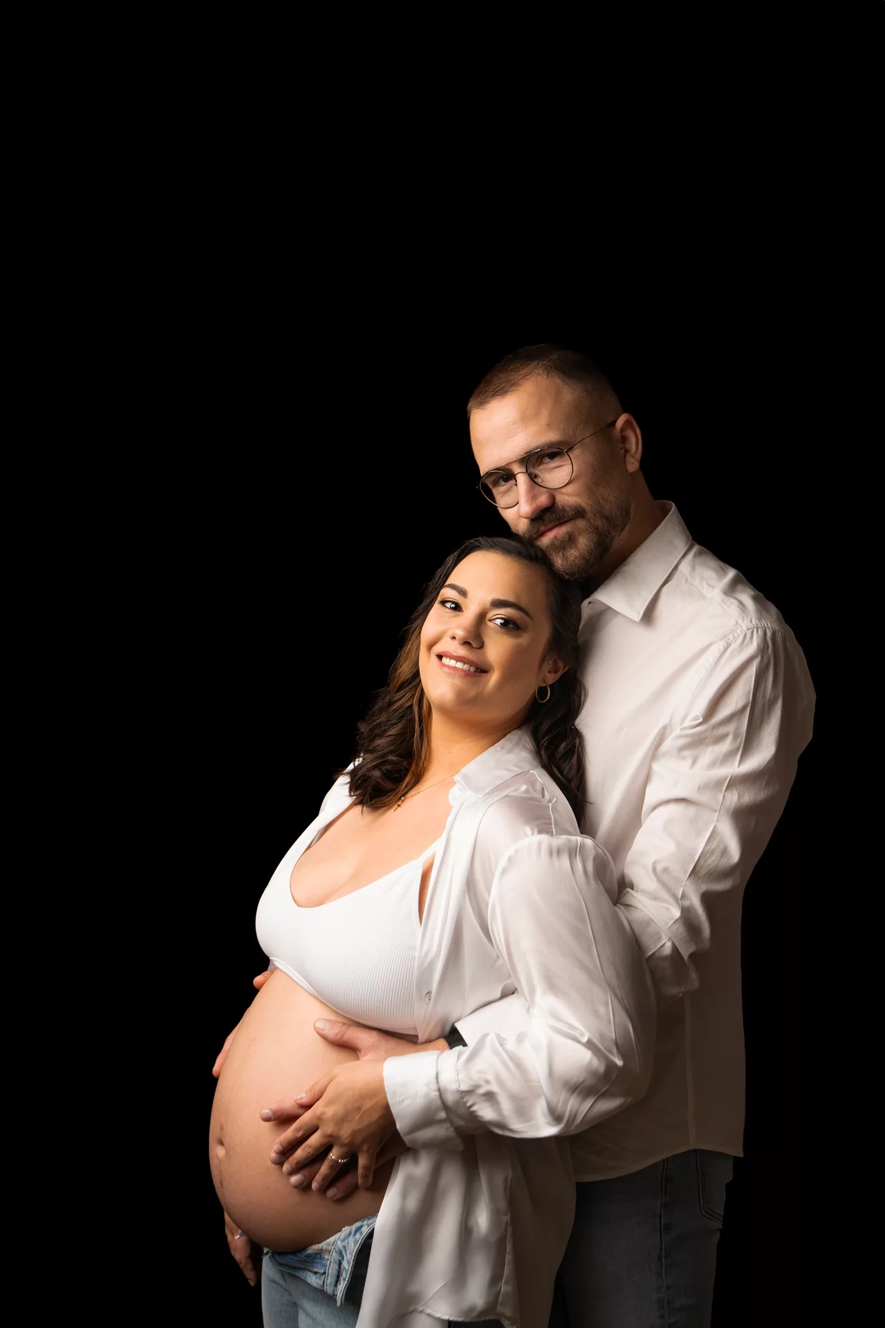 future maman en jean et haut blanc, robe orangée maternité, robe vieux rose studio photo, séance couple maternité (5)