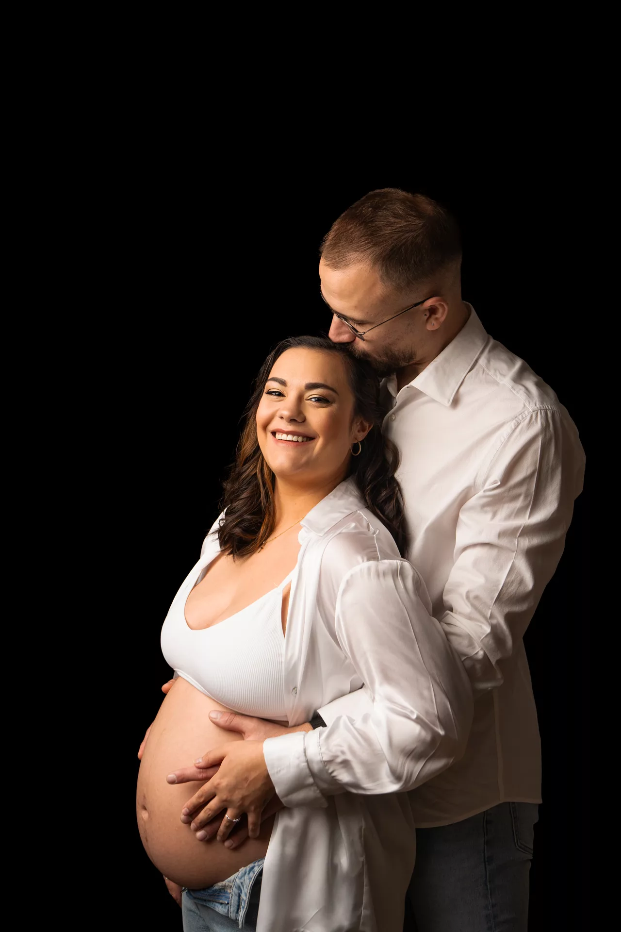 future maman en jean et haut blanc, robe orangée maternité, robe vieux rose studio photo, séance couple maternité (6)